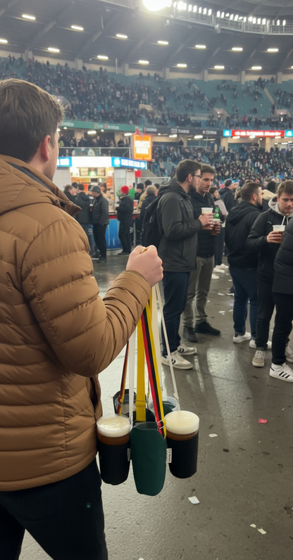 Person mit Cup Buddys im Stadion